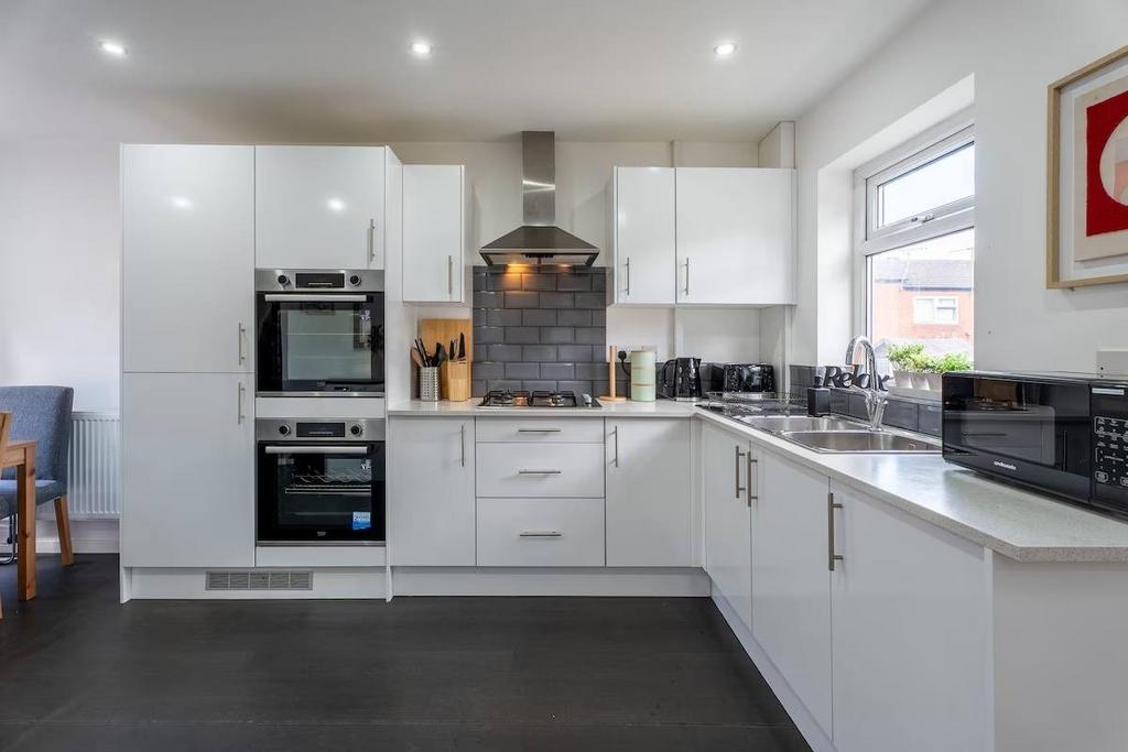 3 bed terraced house to rent Brampton Rd, London