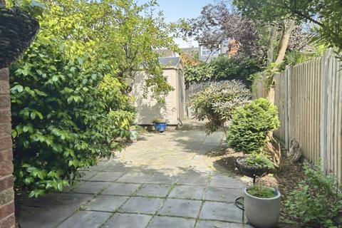 3 bedroom apartment to rent, New Malden, London, KT3