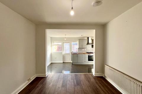 3 bedroom end of terrace house for sale, Selby Gardens, Southall UB1