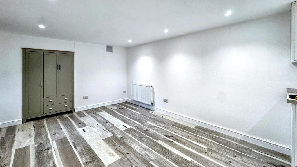 Bright, newly refreshed double bedroom with mod...