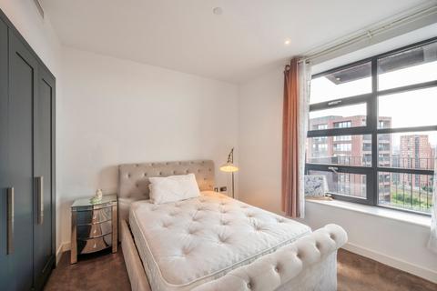1 bedroom flat for sale, Defoe House, 123 City Island Way, London