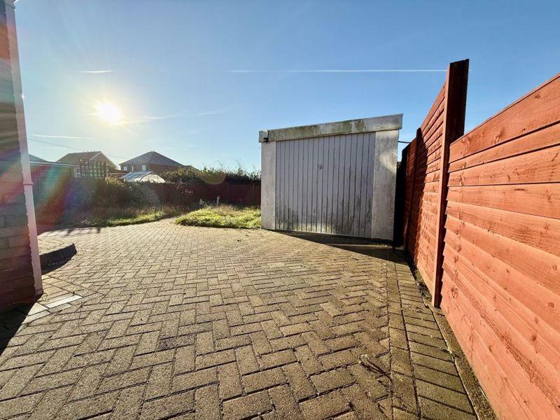 Garage/garden