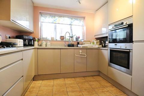 3 bedroom property for sale, Mead Avenue, Langley