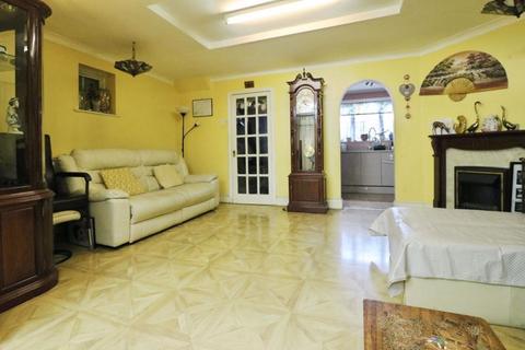 3 bedroom property for sale, Mead Avenue, Langley