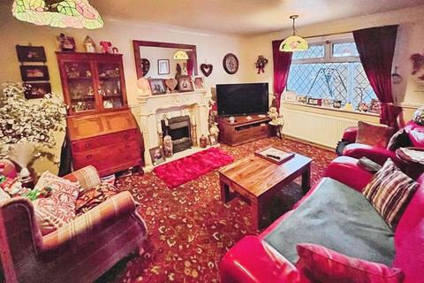 3 bedroom terraced house for sale, Madeley Gardens, Halliwell