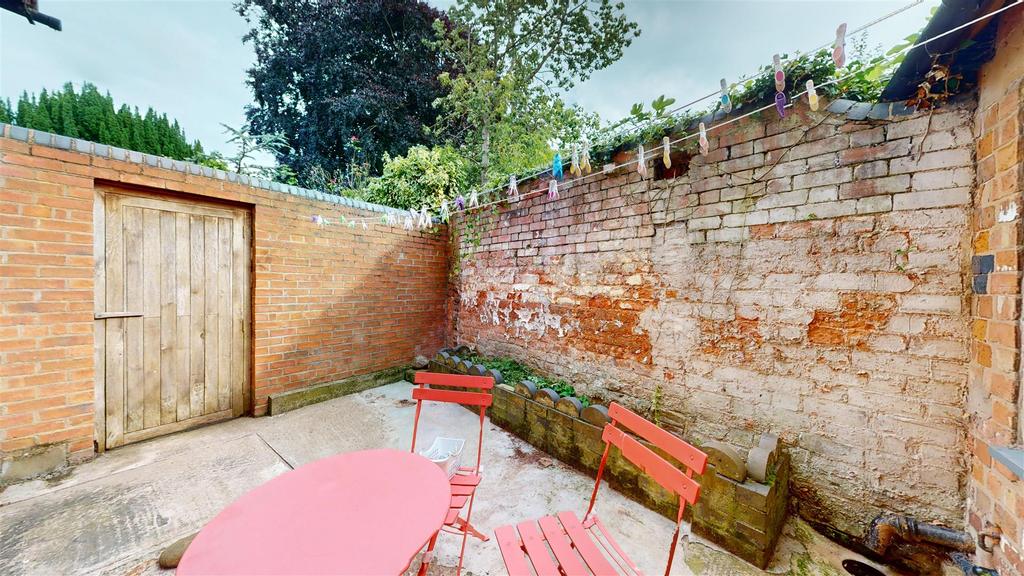 2 The Old School, Vicarage Road, Garden.jpg