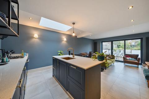 undefined, Avondale Rise, London
