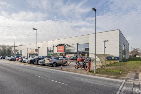 Retail property (high street) to rent, Barnfield Road Retail Park Swindon SN2 2DJ