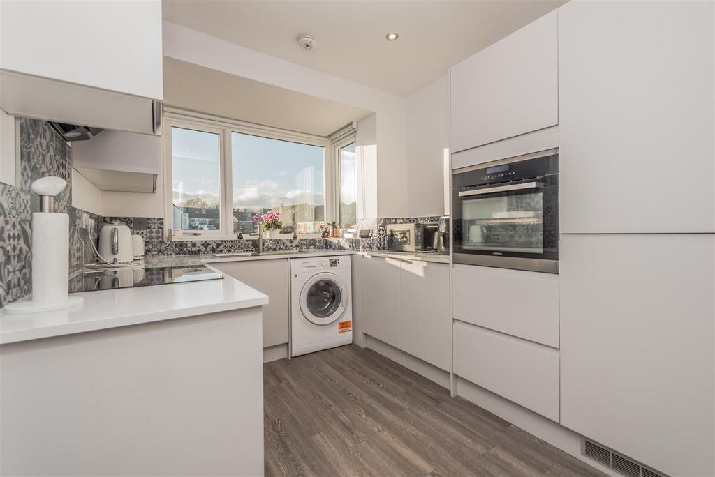 Modern Fitted Kitchen:
