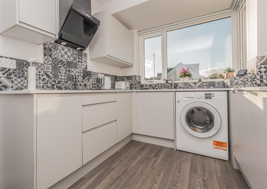 Modern Fitted Kitchen: