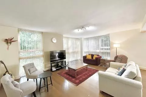 2 bedroom flat to rent - View 5