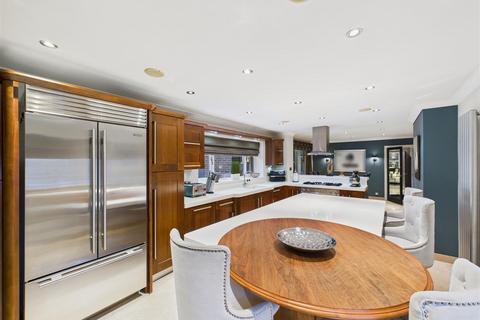 5 bedroom detached house for sale, Larchmont Close, Elloughton