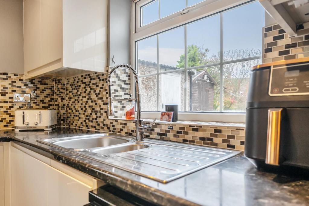 Lifestyle sink.jpg