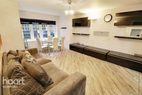 2 bedroom apartment to rent, Queenswood Lodge - Gidea Park - RM2