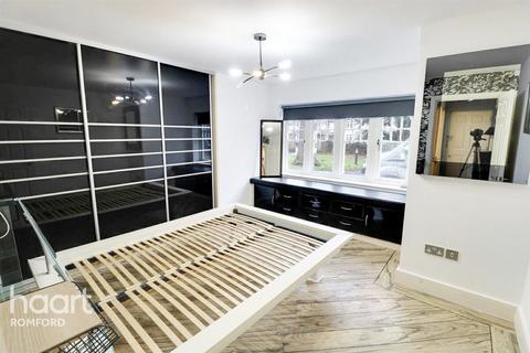 2 bedroom apartment to rent, Queenswood Lodge - Gidea Park - RM2