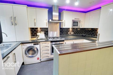 2 bedroom apartment to rent, Queenswood Lodge - Gidea Park - RM2