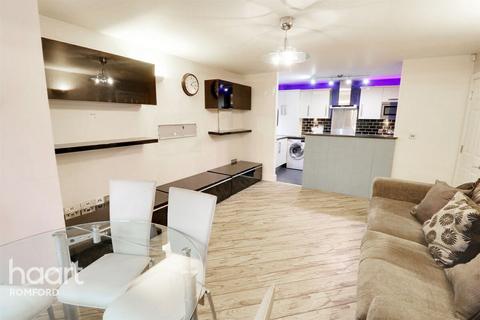2 bedroom apartment to rent, Queenswood Lodge - Gidea Park - RM2