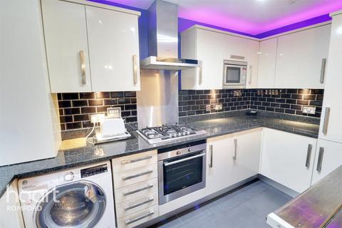 2 bedroom apartment to rent, Queenswood Lodge - Gidea Park - RM2