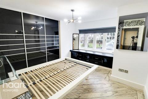 2 bedroom apartment to rent, Queenswood Lodge - Gidea Park - RM2