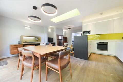 undefined, Fairway, Raynes Park SW20
