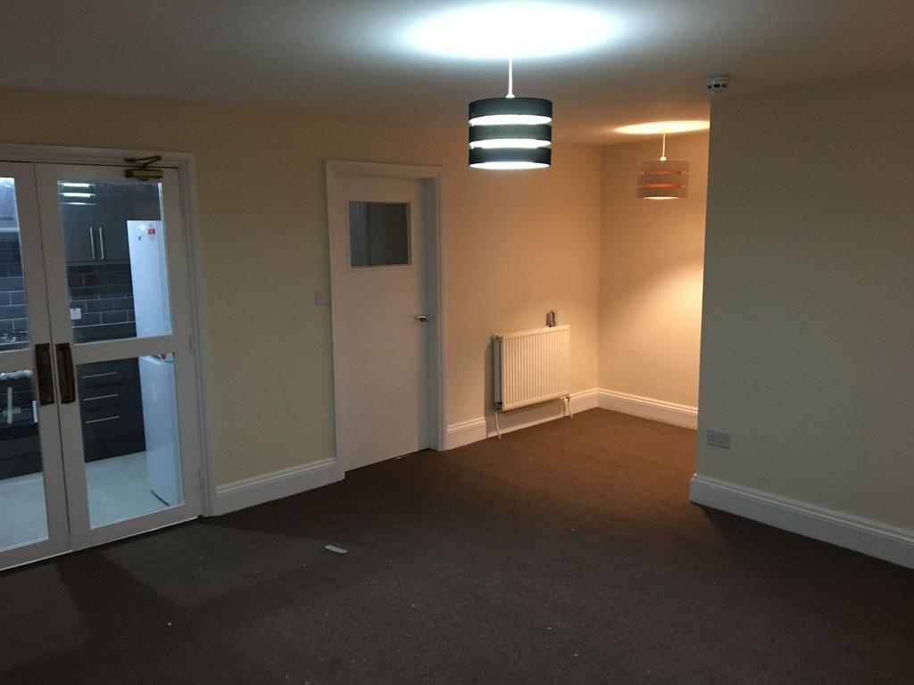 Well-presented living room with contemporary pe...