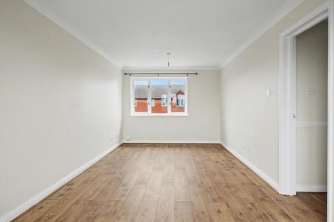 2 bedroom flat to rent, Earlsfield Drive, Chelmsford CM2