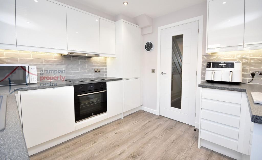 Kitchen 2.JPG