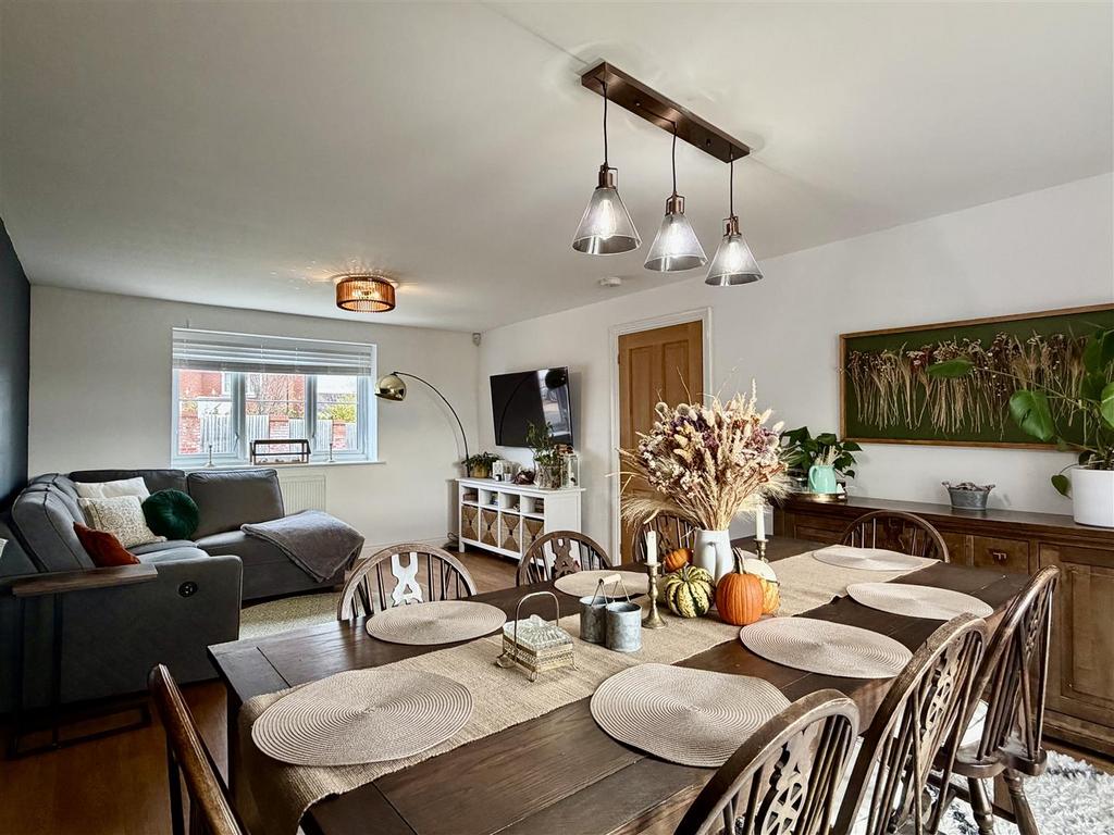 Spacious lounge/dining room