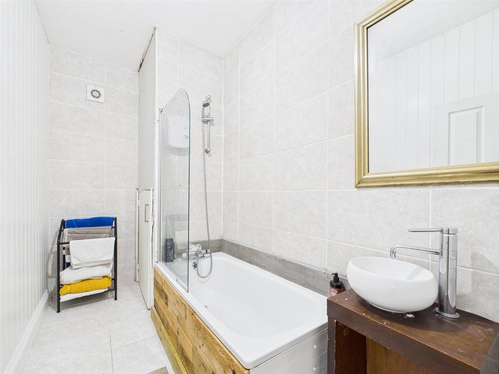 Bathroom (Flat 2)