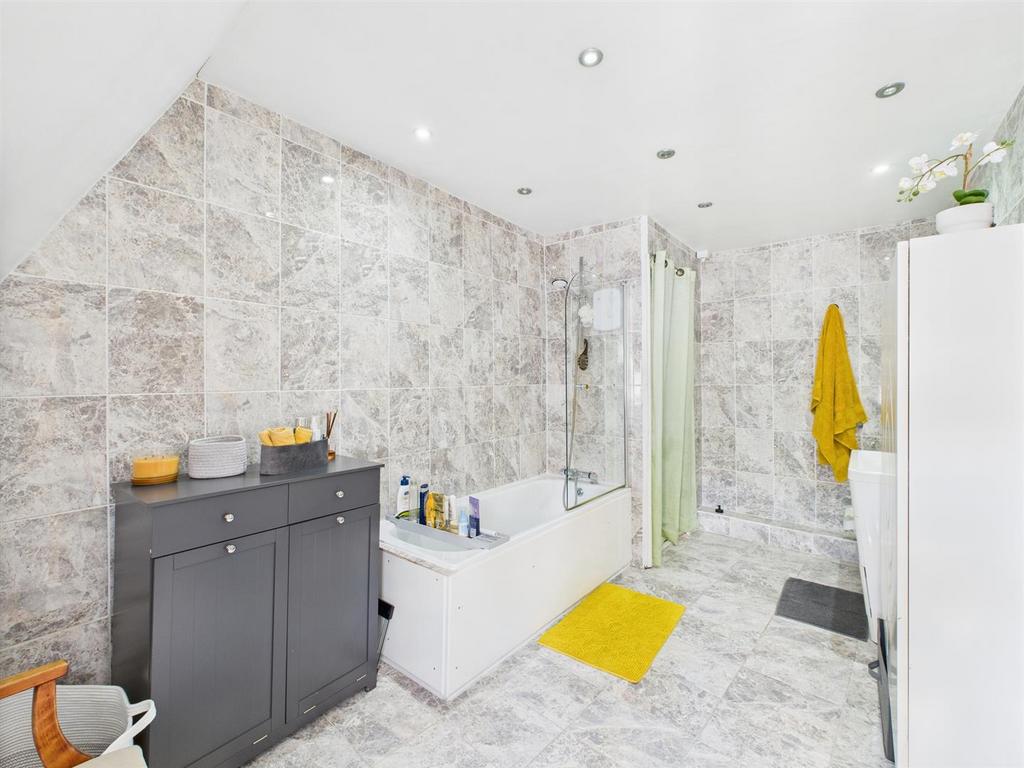 Bathroom (Flat 3)
