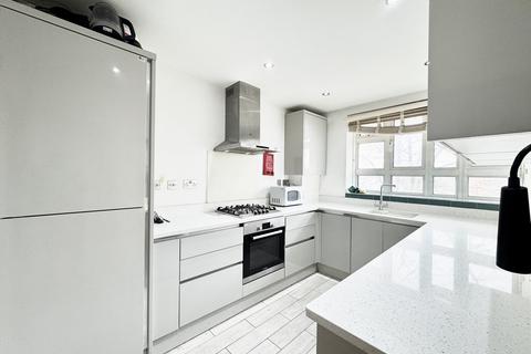 3 bedroom apartment to rent, Oaklands Estate, London SW4