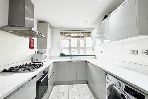 3 bedroom apartment to rent, Oaklands Estate, London SW4