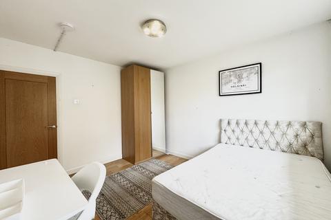 3 bedroom apartment to rent, Oaklands Estate, London SW4