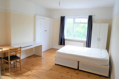 1 bedroom in a house share to rent, St. Kilda Road, London W13