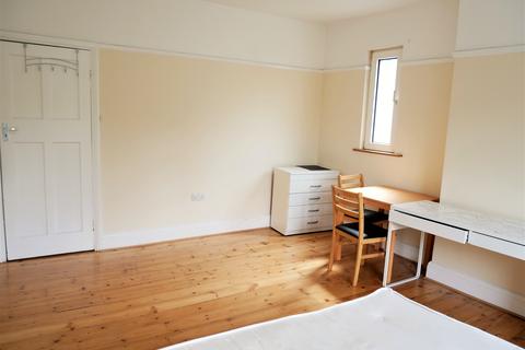 1 bedroom in a house share to rent, St. Kilda Road, London W13