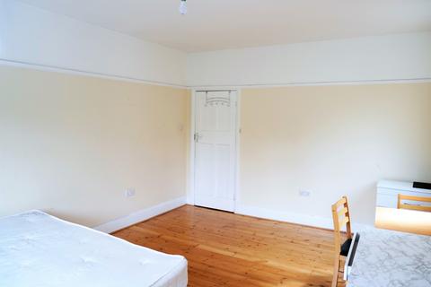 1 bedroom in a house share to rent, St. Kilda Road, London W13
