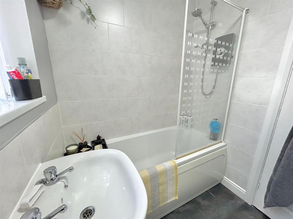 Bathroom 2.jpg