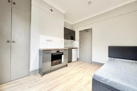 Studio to rent, Lyncroft Gardens, London NW6