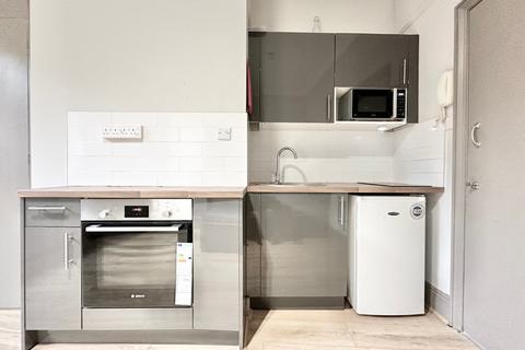 Studio to rent, Lyncroft Gardens, London NW6