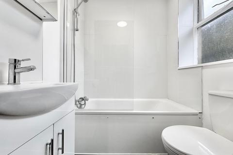 Studio to rent, Lyncroft Gardens, London NW6