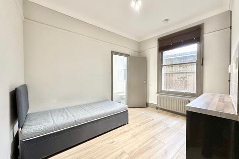 Studio to rent, Lyncroft Gardens, London NW6