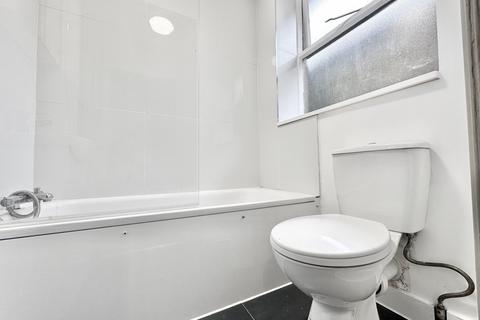 Studio to rent, Lyncroft Gardens, London NW6