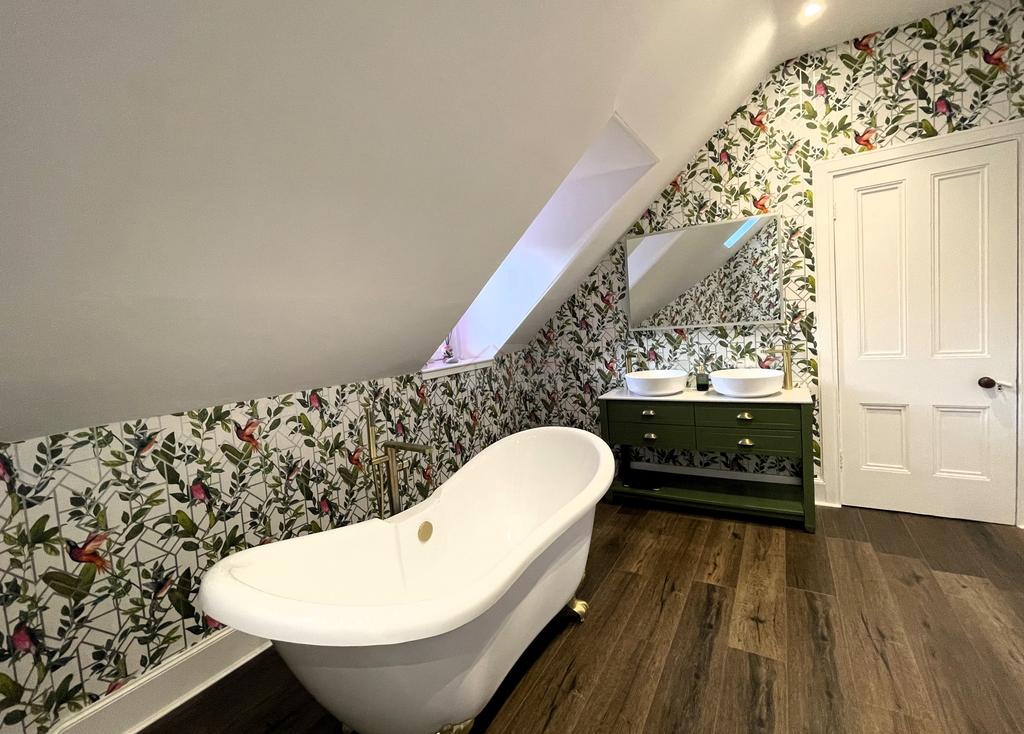 Bathroom b.JPG
