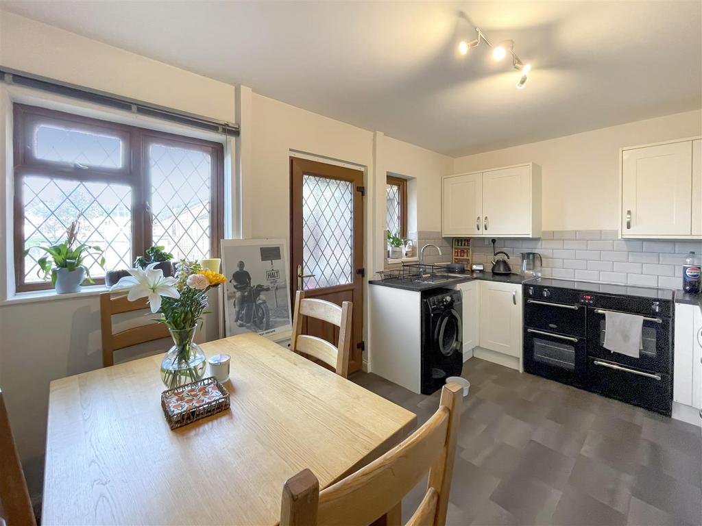 Kitchen 2.jpeg