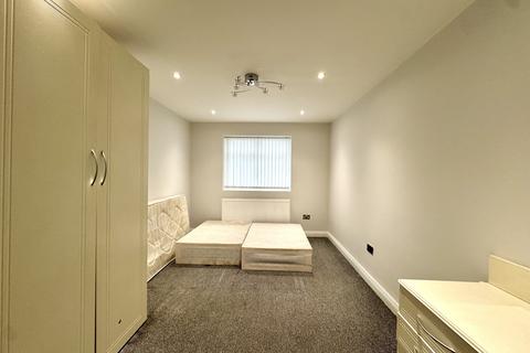 5 bedroom terraced house to rent, Cygnet Avenue,  Feltham, TW14