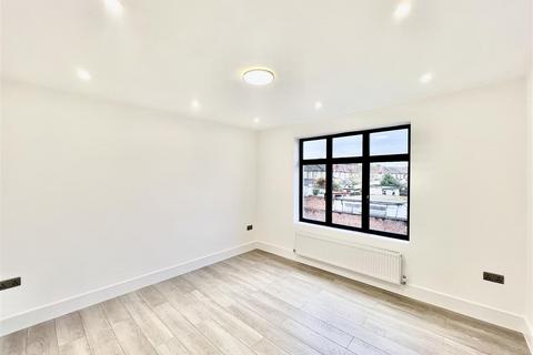 undefined, Elmsworth Avenue, Hounslow TW3