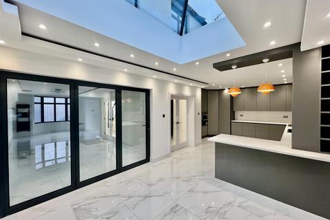 undefined, Elmsworth Avenue, Hounslow TW3