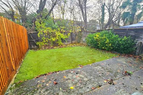 undefined, Knoll Crescent, Northwood