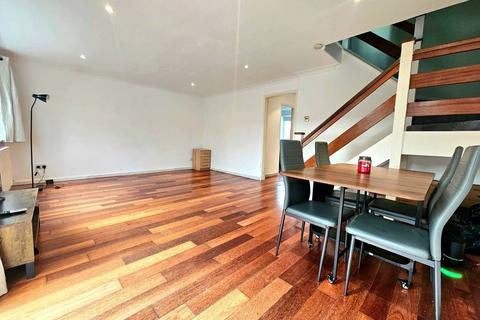 undefined, Knoll Crescent, Northwood