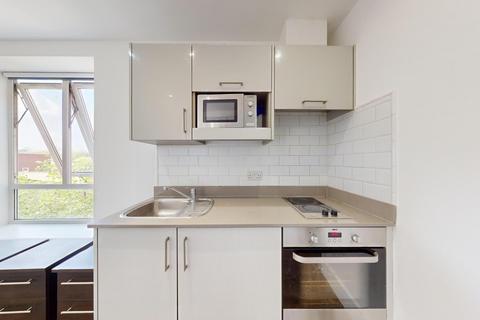 Studio to rent, Kilburn High Road